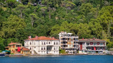 İstanbul, Türkiye 'de yaz günlerinde, İstanbul Boğazı' nın Asya yakasındaki sık ağaçların arasına kurulmuş yemyeşil dağların ve geleneksel evlerin manzarasına hayran olunabilir.