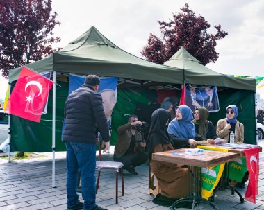 İstanbul, Türkiye - 13 Mayıs 2023: 2023 seçimlerinde Üskudar Mahallesi 'nde AK Parti çadırı