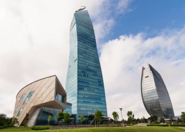 Çarpıcı SOCAR Kulesi ve eşsiz şekilli Azersu Kulesi Bakü, Azerbaycan 'da belirgin bir şekilde yükseliyor ve bulutlu bir gökyüzüne karşı modern mimariyi gözler önüne seriyor.