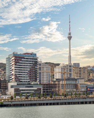 Bakü TV Kulesi, Azerbaycan 'ın Bakü kenti üzerinde Hazar Denizi' nin arka planına karşı çağdaş yüksek binaların yanında yükseliyor.