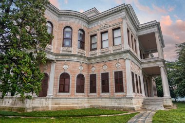 Beykoz Mecidiye Kasri, ya da Mecidiye Pavyonu, 1845 yılında inşa edilen ve Mısır Valisi Muhammed Ali Paşa tarafından Sultan Abdulmecid 'e sunulacak olan bir Osmanlı sarayı, Beykoz' da, İstanbul, Türkiye 'de uygun.
