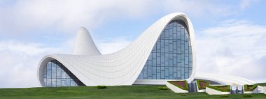 Azerbaycan 'ın Bakü kentindeki Heydar Aliyev Merkezi, mimar Zaha Hadid tarafından tasarlanmış açık bir gökyüzüne karşı akıcı, dalga benzeri tasarımıyla çağdaş mimariyi örnek alıyor.