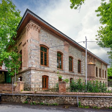 Tarihi bir taş yapı olan İmam Ali Camii, Azerbaycan 'ın Shaki kentinin Ganjali ilçesinde yeşilliklerle çevrili bir avluda yer alıyor.