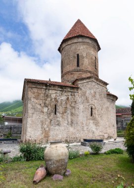 Kish Kilisesi, nam-ı diğer Aziz Elisha Kilisesi veya Tanrı 'nın Kutsal Ana Kilisesi, bölgedeki ortaçağ mimarisinin önemli bir örneği olan Kish, Shaki, Azerbaycan köyünde yer almaktadır.