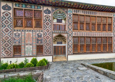 Shaki Hans Sarayı 'nın karmaşık mimarisi, Shaki, Azerbaycan' da, yemyeşil ile çevrili.