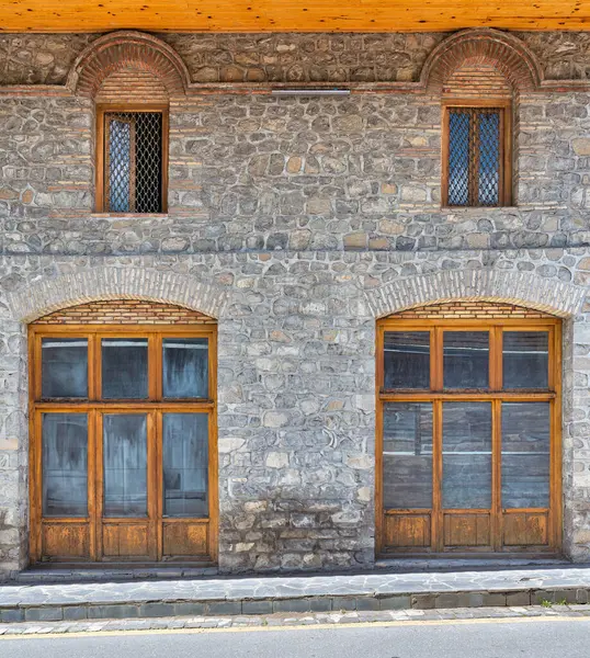 Kırsal taş binada, sakin bir köydeki eski mimari işçiliğin altını çizen büyük ahşap pencereler yer alıyor. Yapısı sonsuz bir cazibeyi yansıtıyor.