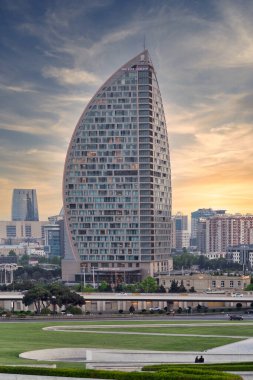 Ritz Carlton Oteli 'nin nefes kesici manzarası güneş Azerbaycan' daki Bakü silueti üzerinde batarken kendine özgü mimarisini ön plana çıkarıyor.