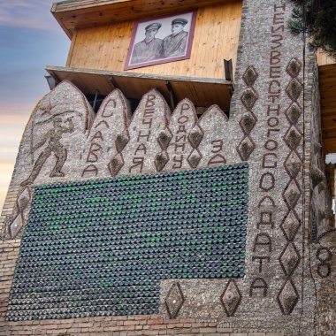 Ganja, Azerbaycan 'daki şişe evi, geri dönüşümlü şişelerle süslenmiş, yerel yaratıcılığı ve zanaatkarlığı ön plana çıkaran bir cephe sergiliyor.