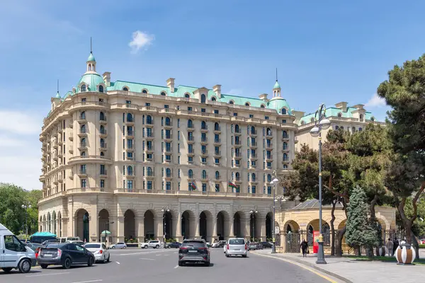 Bakü, Azerbaycan - 10 Mayıs 2024: Beaux-Arts style Four Seasons Hotel Neftchiler Caddesi üzerinde duruyor. Bina birçok katlı, kemerli pencereli ve kubbeli simetrik bir cepheye sahip.