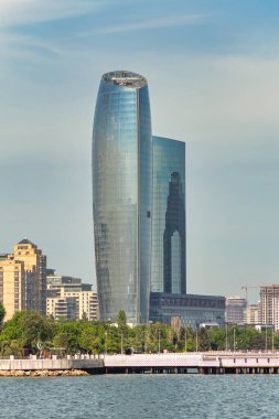 Crescent City konut kulesi ve bitişik Crescent Place ofis binasının çarpıcı manzarası modern mimari tasarımı sergileyen Bakü, Azerbaycan 'ın ufuk çizgisine karşı dimdik ayakta duruyor.