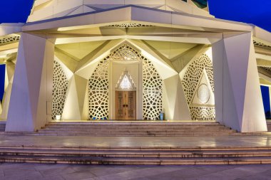 İstanbul, Türkiye 'deki Uskudar İlahiyat Fakültesi' nin yan girişi gece aydınlandı