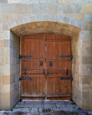 Karmaşık metal teçhizatlı ahşap kapılar Eski Şehir 'deki Shirvanshah Sarayı' nın avlusunda gururla durur. Ya da Azerbaycan 'ın Bakü kentindeki Icherisheher' de.