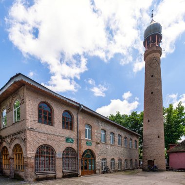 Büyüleyici tasarımıyla tanınan Sheki Juma Camii, Azerbaycan 'ın Shaki kentindeki geleneksel kırmızı tuğla cephesiyle gururla ayakta duruyor. Tarihi mekanda karmaşık ayrıntılar ve sakin bir ortam sergileniyor.