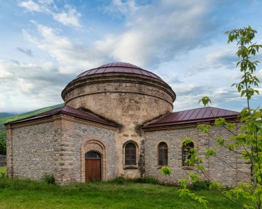 Yuvarlak Tapınak ya da Azerbaycan 'ın Shaki Hanları Sarayı yakınlarındaki Üç Aziz Kilisesi açık mavi gökyüzüne karşı duruyor.