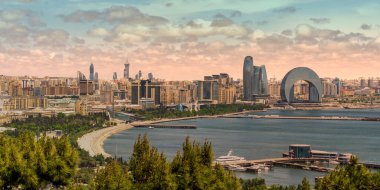 Hilal Geliştirme Projesi, başta Crescent Hotel olmak üzere çağdaş mimariyle, Azerbaycan 'ın başkenti Bakü' deki Hazar Denizi kıyısında güzel bir günbatımına karşı övünüyor.