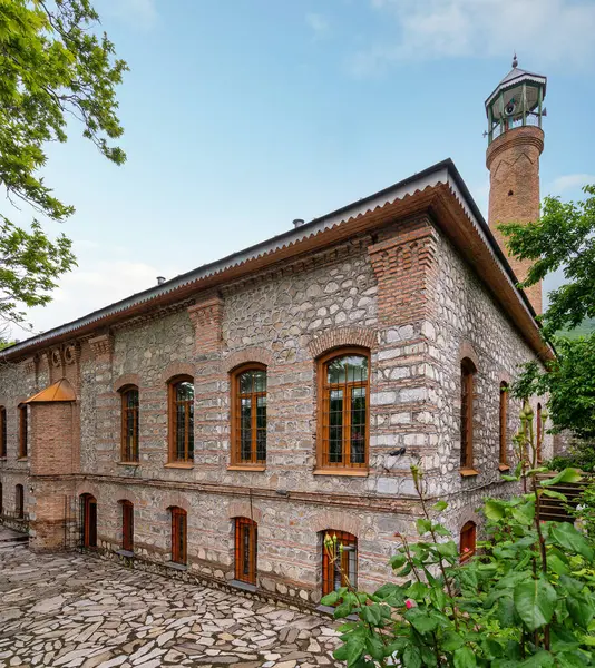 İmam Ali Camii, Azerbaycan Ganjali 'nin başkenti Shaki' de yeşilliklerle çevrili bir avluda uzun minareli taş tarihi bir cami bulunuyor.