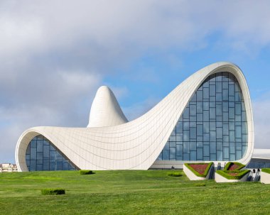 Azerbaycan 'ın Bakü kentindeki Heydar Aliyev Merkezi, ünlü mimar Zaha Hadid' in eseri olan açık bir gökyüzüne karşı birleşmiş, akışkan, dalga benzeri tasarımıyla çağdaş mimariyi örnek alıyor.