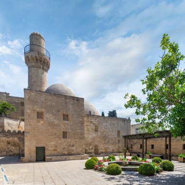 Şah Camii minaresi Azerbaycan 'ın Bakü kentindeki binaların üzerinde duruyor. Shirvanshahs Sarayı 'na komşu olan bu cami, şehir içinde önemli bir dönüm noktası olarak hizmet vermektedir..
