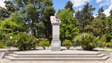 Shaki, Azerbaycan - 15 Mayıs 2024: Bakhtiyar Vahabzadeh 'in heykeli, dingin ve yemyeşil bir ortamda, ünlü şairin yaşamını ve katkılarını onurlandıran görkemli bir şekilde ayakta duruyor.