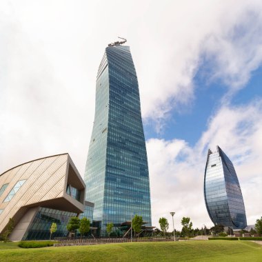 Çarpıcı SOCAR Kulesi ve benzersiz şekilli Azersu Kulesi, Bakü, Azerbaycan 'da belirgin bir şekilde duruyor.