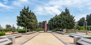 Azerbaycan 'ın Bakü kentindeki Türk Şehitleri Anıtı, Türk ve Azerbaycan bayrakları rüzgarda dalgalanırken dimdik ayakta duruyor. Anıt bir hatıra ve fedakarlık sembolüdür.