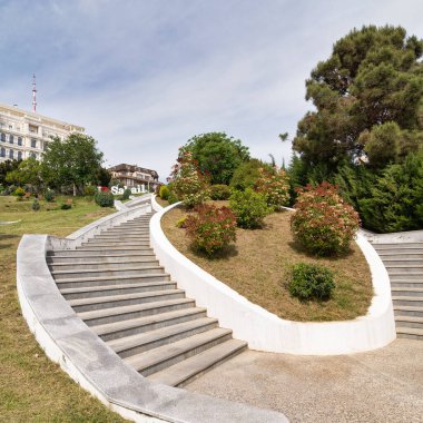 Sabail Parkı 'nın sakin atmosferi, yemyeşil alana yükselen yemyeşil bahçeler ve merdivenler arasında yuva yapmış, Bakü, Azerbaycan