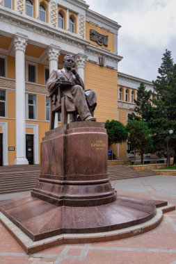 Bakü, Azerbaycan - 5 Mayıs 2024: Besteci Uzeyir Hajibeyov 'un heykeli, Azerbaycan Ulusal Konservatuarı önünde belirgin bir şekilde duruyor ve Azerbaycan müziğinin mirasını gözler önüne seriyor.