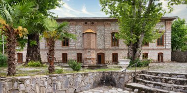 Tarihi bir cami olan İmam Ali Camii, Azerbaycan Ganjali 'nin Shaki semtinde yeşilliklerle çevrili bir avluda duruyor.