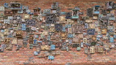 Shaki, Azerbaycan - 15 Mayıs 2024: Shaki Khans Sarayı kompleksinde Tarih, Etnoğrafya ve Yerel Lore Müzesi 'nin entrika ile tasarlanmış dış duvarı sergilenmektedir.