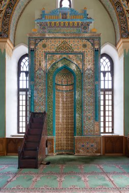 Karmaşık Mihrab, ya da Azerbaycan 'ın Bakü kentindeki Taza Pir Camii' nin Niche 'si, geleneksel İslami motifleri ustaca birleştiren karmaşık bir mimari tasarıma zarif bir şekilde entegre edilmiştir.