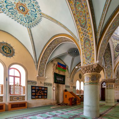 Bakü, Azerbaycan - 10 Mayıs 2024: Eski Icherisheher Juma Camii 'nin içi muhteşem kemerler ve canlı sanatsal motifler de dahil olmak üzere karmaşık ayrıntılarla süslenmiştir