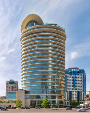 Bakü, Azerbaycan - 10 Mayıs 2024: JW Marriott Absheron Oteli, 28 Mayıs Caddesi, Sabayil Bölgesi 'nde bulunan beş yıldızlı lüks bir otel.