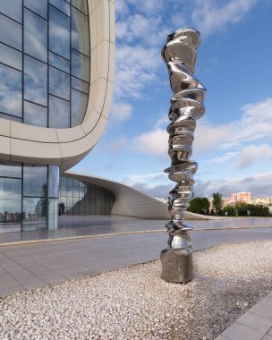 Bakü, Azerbaycan - 7 Mayıs 2024: Hayder Aliyev Merkezi 'nin önünde dikilen, sanatçı Tony Cragg' in heykel bakış açısı çevresinin çağdaş tasarımının bir kanıtı olarak duruyor.