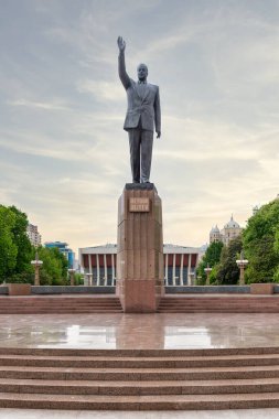 Bakü, Azerbaycan - 5 Mayıs 2024: Heydar Aliyev 'in eski Azerbaycan Cumhurbaşkanına adanmış pirinç heykeli, Heydar Aliyev Meydanı' nda, cumhurbaşkanının adını taşıyan bir sarayın önünde