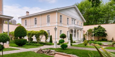 Türkiye 'nin İstanbul kentindeki Dolmabahce Sarayı' nın avlusuna uygun büyüleyici bir bina olan Kaçak Malikânesi Osmanlı döneminden kalma Hareket Kosku. Sultan IV. Mehmed döneminde 17. yüzyılda inşa edilmiş.