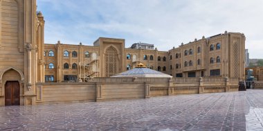 Taza Pir Camii yakınında yer alan Bakü İslam Üniversitesi 'nde karmaşık mimari tasarımlar yer alıyor. Sahne, Bakü 'nün güzelliğini vurgulayan geleneksel ve modern tarzların bir karışımını yansıtıyor.