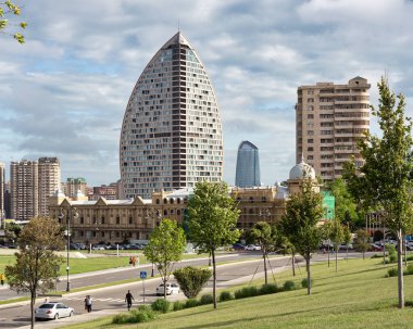 Bakü, Azerbaycan - 7 Mayıs 2024: Ritz Carlton Oteli 'nin belirgin bir şekilde yer aldığı şehir siluetinin panoramik manzarası, özgün mimari hünerinin altını çiziyor