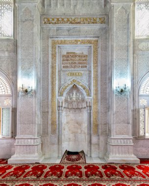 Azerbaycan 'ın Bakü kentindeki Bibi-Heybat Camii' nde güzel tasarlanmış, karmaşık desenler ve dekorasyonlar sergilenen bir mihrab yer alıyor. Canlı bir kırmızı halı camilerin ruhani atmosferini güçlendirir.