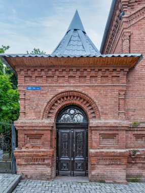 Yan girişte, Rus Ortodoks Kilisesi 'nden Azerbaycan' daki Ganja Devlet Kukla Tiyatrosu 'na geçişin vurgulandığı karmaşık tasarımlı bir tuğla cephesi sergileniyor.