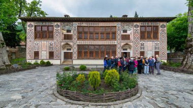 Shaki, Azerbaycan - 15 Mayıs 2024: Shaki Khans Sarayı 'nın karmaşık mimarisi, Azerbaycan' ın Shaki şehrinde, yemyeşil ile çevrili.