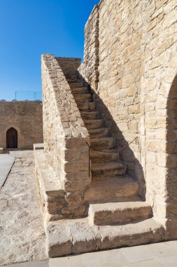 Bakü, Azerbaycan 'daki Antik Ateshgah Ateş Tapınağı, ruhani alanlara giden eşsiz bir taş merdiven içeriyor, zengin tarihi ve mimari güzelliği gözler önüne seriyor.
