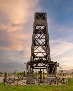 Dünyalar, Azerbaycan 'ın Bakü kentinde bulunan ilk endüstriyel sondaj kuyusu ülkenin öncü ruhunun bir kanıtı olarak duruyor. Ahşap yapısı, güzel bir günbatımı gökyüzüne karşı dimdik ayakta duruyor.