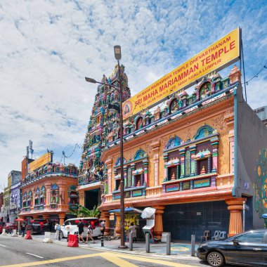 Kuala Lumpur, Malezya - 16 Şubat 2025: Sri Maha Mariamman Tapınağı 'nın büyüleyici dış görünüşü. Renkli oymalar ve karmaşık tasarımlar şehrin zengin kültürel mirasını yansıtıyor.