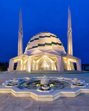 Marmara Üniversitesi İlahiyat Fakültesi Camii 'nin çağdaş İslami mimari tasarımını gösteren bir gece fotoğrafı. İstanbul 'un Uskudar ilçesinde kurulmuş