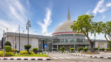 Bandar Seri Begawan, Brunei Darussalam 'daki Kraliyet Regalia Müzesi' nin mimari güzelliğini keşfedin. Müzede Brunei 'nin zengin tarihi ve kraliyet hazineleri sergileniyor..
