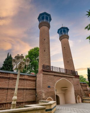Azerbaycan 'ın Ganja kentindeki Juma Camii' nin panoramik görüntüsü, iki önemli minaresini ve belirgin kırmızı tuğla cephesini gözler önüne seriyor.