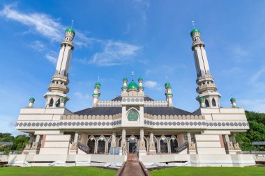Brunei 'nin Bandar Seri Begawan kentindeki Mescid Duli Pengiran Muda Mahkota Pengiran Muji Al-Muhtadee Billah camisinde ikiz minareler ve yeşil kubbeler bulunmaktadır. Mimarisi kültürel önemi yansıtır.