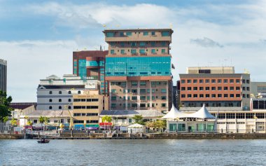 Bandar Seri Begawan, Brunei - 24 Şubat 2025: Modern binaların geleneksel yapılarla zıtlaştığı Bandar Seri Begawan, Brunei 'deki nehir boyunca eşsiz mimari tasarım