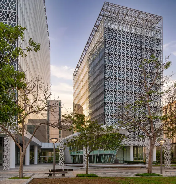 Çarpıcı geometrik cephesiyle karakterize edilen Menara Tulus, Malezya 'nın Putrajaya kentindeki sakin bir parkın arka planında duruyor. Ağaçlar binayı çerçeveleyerek mimari çekiciliğini artırıyor