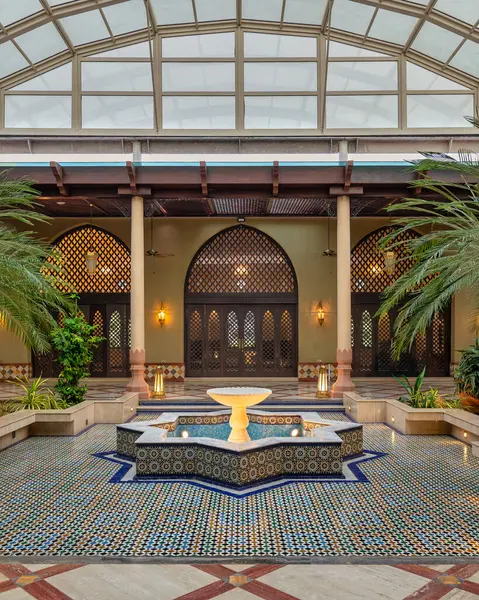 Brunei 'nin Bandar Seri Begawan kentindeki Ash Shaliheen Camii' nin iç kısımları, merkezinde çarpıcı bir çeşme bulunan ve canlı mozaikler ve yemyeşil alanlarla çevrili karmaşık tasarımları ön plana çıkarıyor.